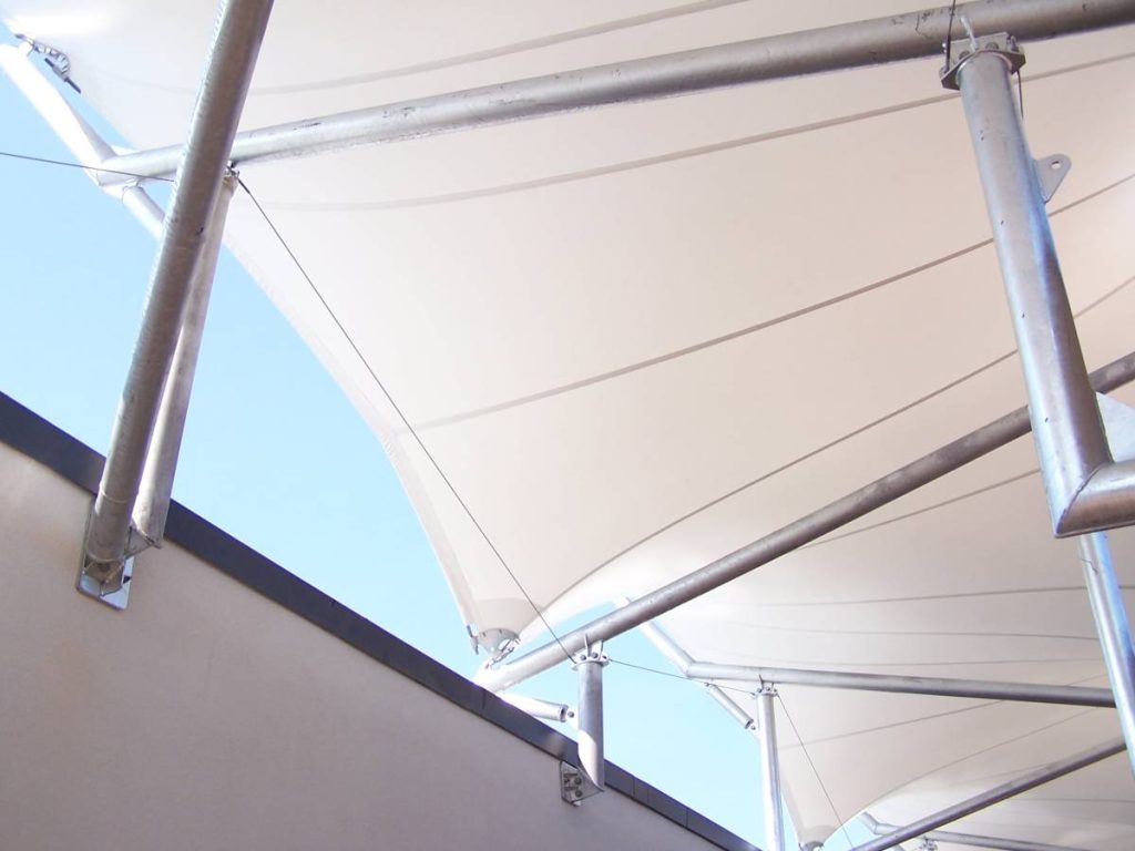 Architecture textile avec couverture en membrane textile