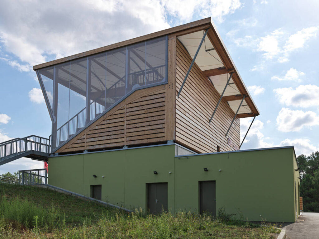Couverture en membrane textile de tribune - Le Mans (France)