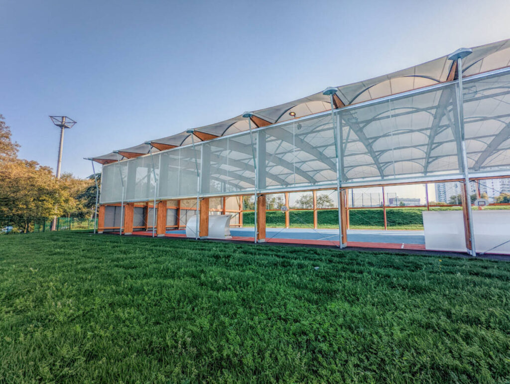 Préau sportif avec couverture et façades textiles