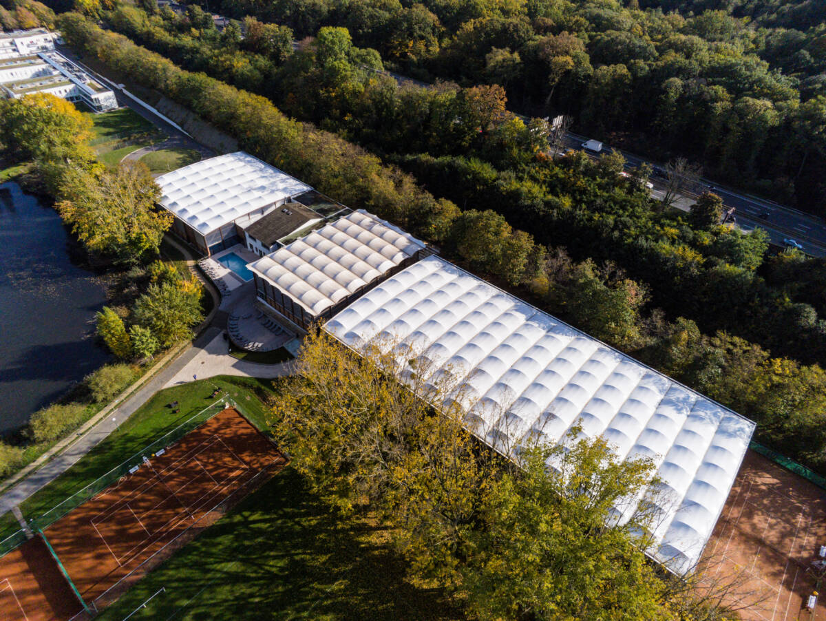 Halle de tennis avec couverture en membrane textile - Marnes La Coquette (France)
