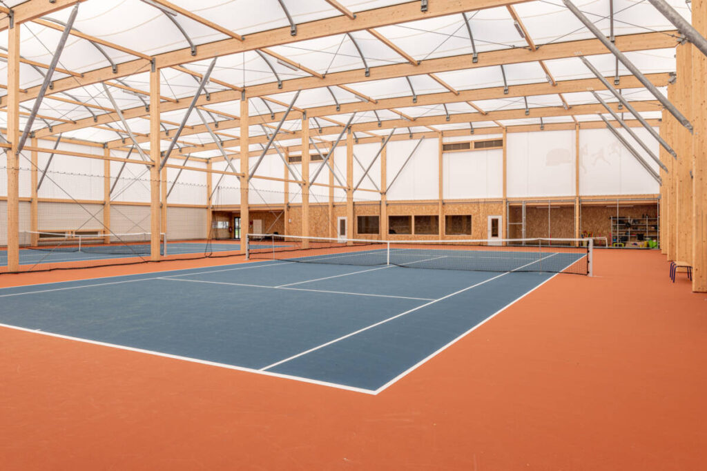 Halle de tennis avec charpente bois et couverture en membrane textile - Joinville (France)
