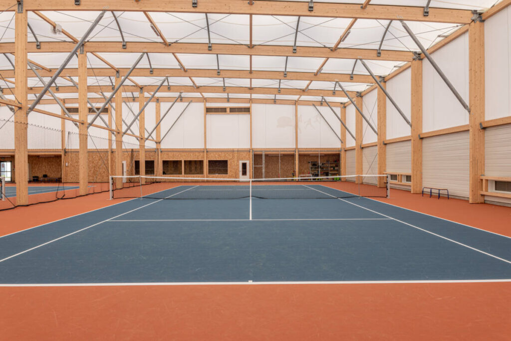 Halle de tennis avec charpente bois et couverture en membrane textile - Joinville (France)