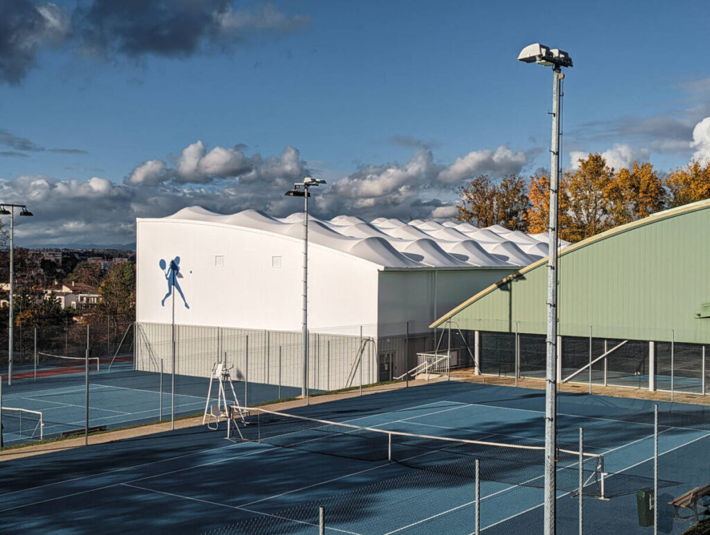 construction of an indoor tennis in Ste Foy Les Lyons (France)