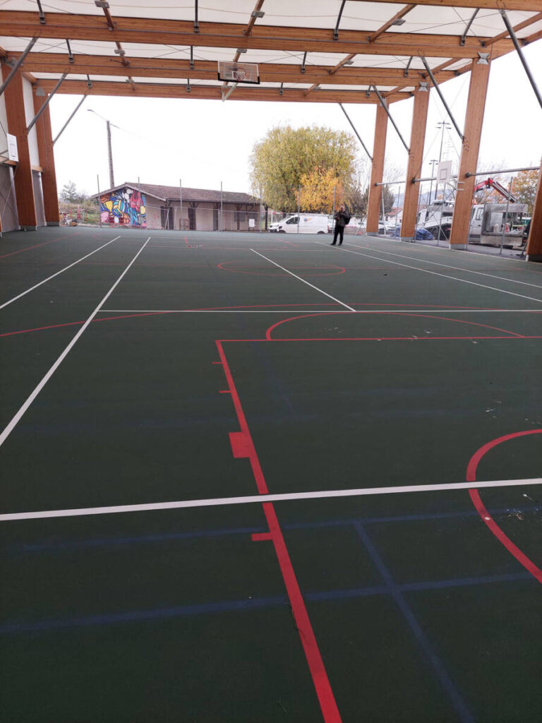 SMC2 construit un préosport ainsi qu'une salle de danse et un club house à Lucenay avec une toiture en panneaux photovoltaïques.