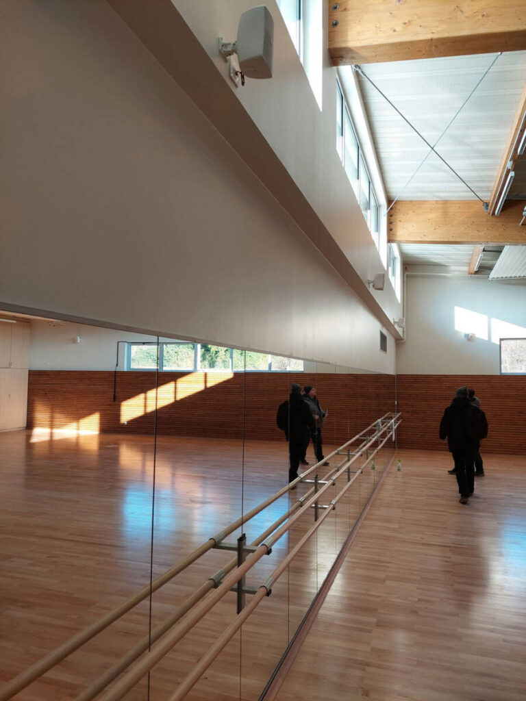 SMC2 construit un préosport ainsi qu'une salle de danse et un club house à Lucenay avec une toiture en panneaux photovoltaïques.