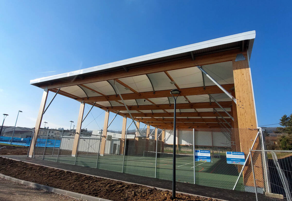 SMC2 construit un préosport ainsi qu'une salle de danse et un club house à Lucenay avec une toiture en panneaux photovoltaïques.