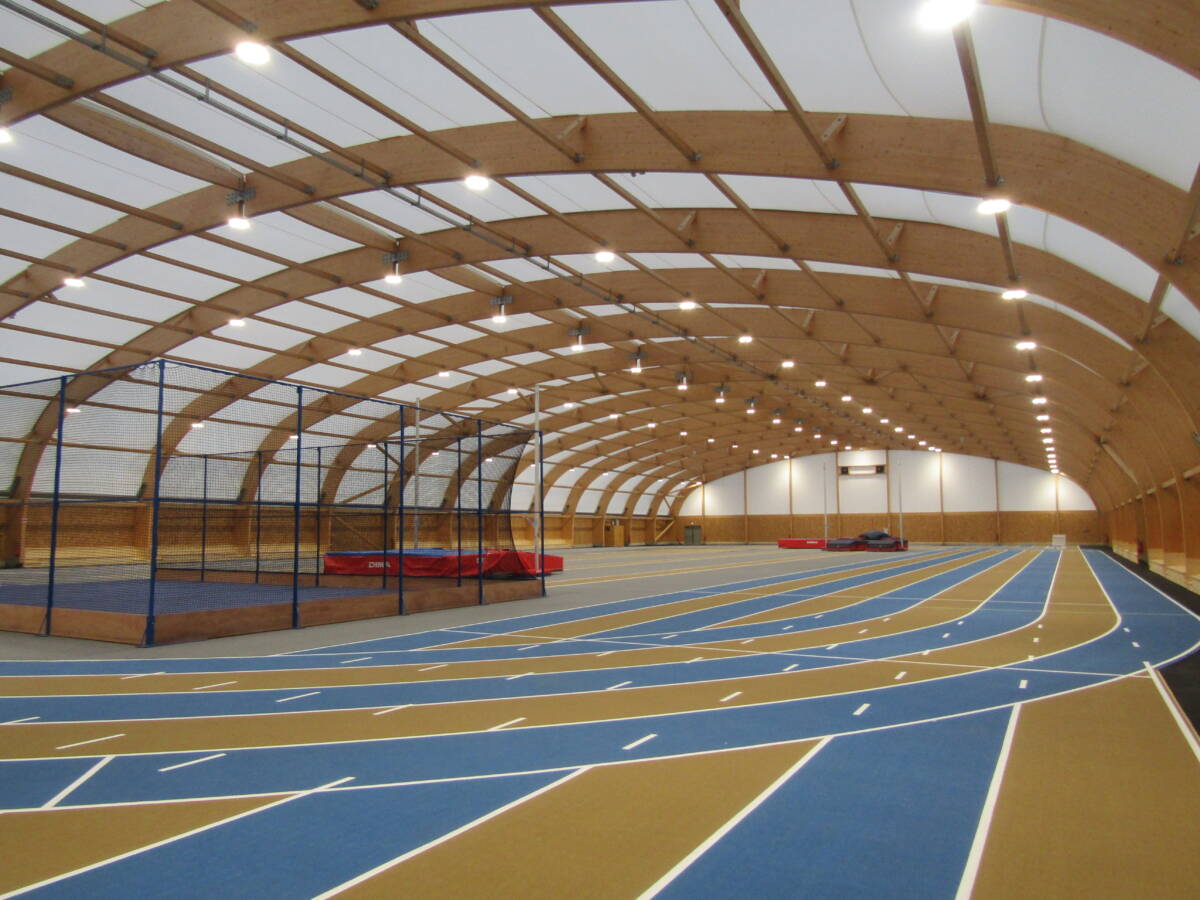 Découvrez la salle d'athlétisme de Guilers : elle est idéale pour la pratique du sport toute l'année grâce à sa couverture en toile.
