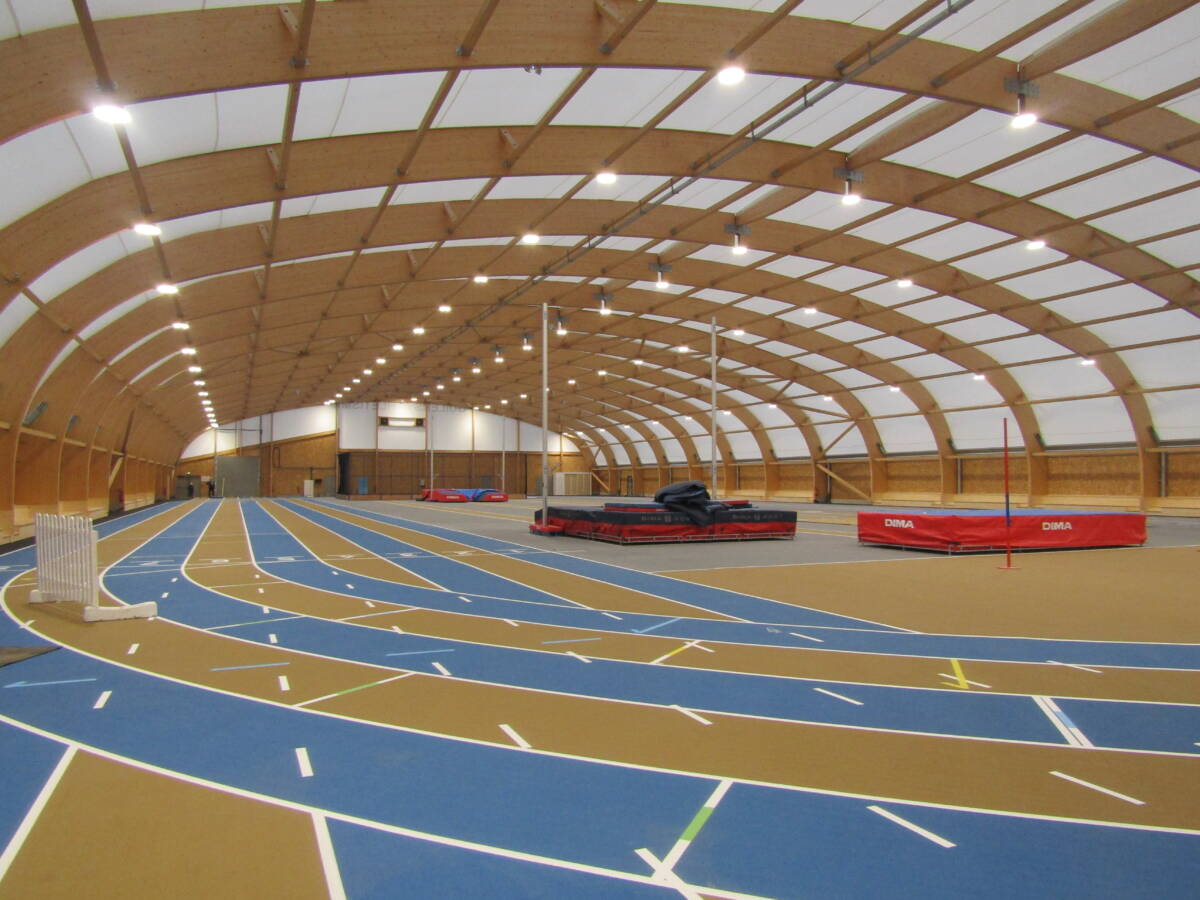 Découvrez la salle d'athlétisme de Guilers : elle est idéale pour la pratique du sport toute l'année grâce à sa couverture en toile.