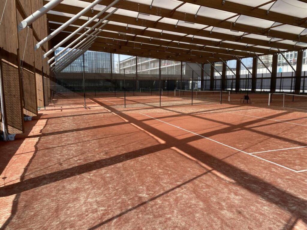 Construction d'une halle de tennis de trois courts de tennis au centre sportif Max Rousié à Paris.