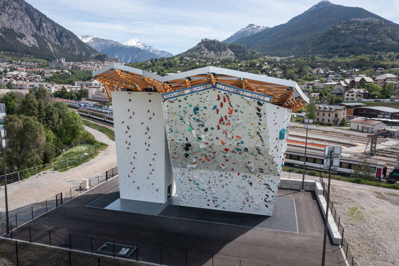 Couverture d'un mur d'escalade en charpente bois et couverture ETFE à Briançon