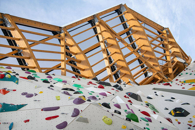 Couverture d'un mur d'escalade en charpente bois et couverture ETFE à Briançon