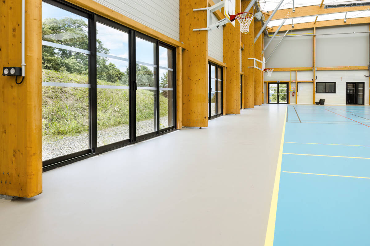 Construction d'un gymnase de 1 260m² recouvert d'une membrane textile montée sur une structure mixte.