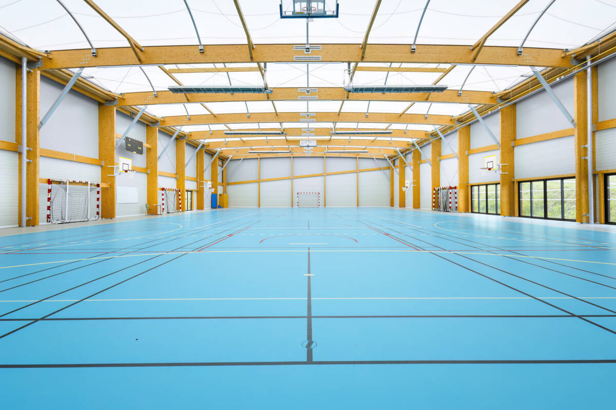 Construction d'un gymnase de 1 260m² recouvert d'une membrane textile montée sur une structure mixte.