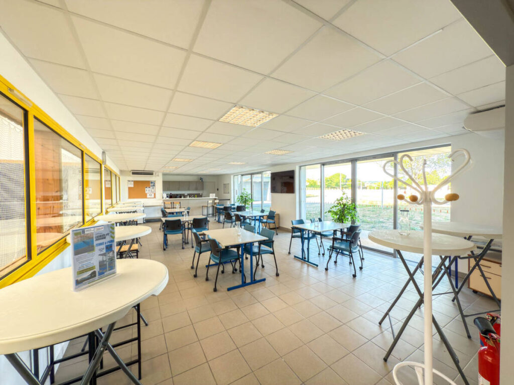 SMC2 a conçu et construit une halle sportive à Trélissac avec 4 courts de tennis et 2 de padel, alliant bois, acier et membrane textile.