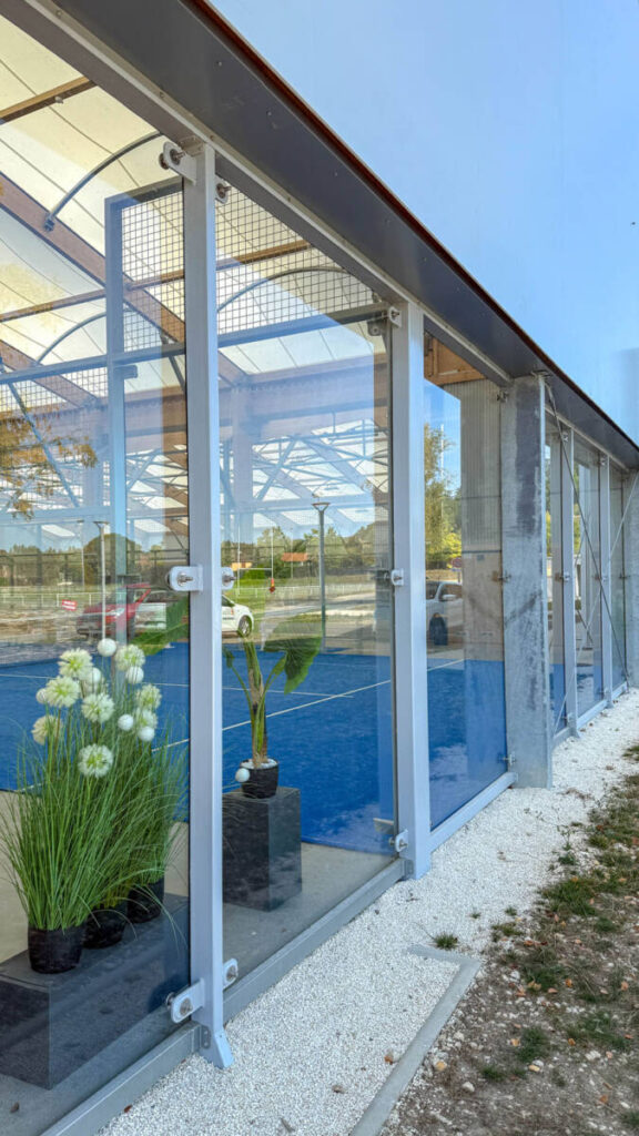 SMC2 a conçu et construit une halle sportive à Trélissac avec 4 courts de tennis et 2 de padel, alliant bois, acier et membrane textile.