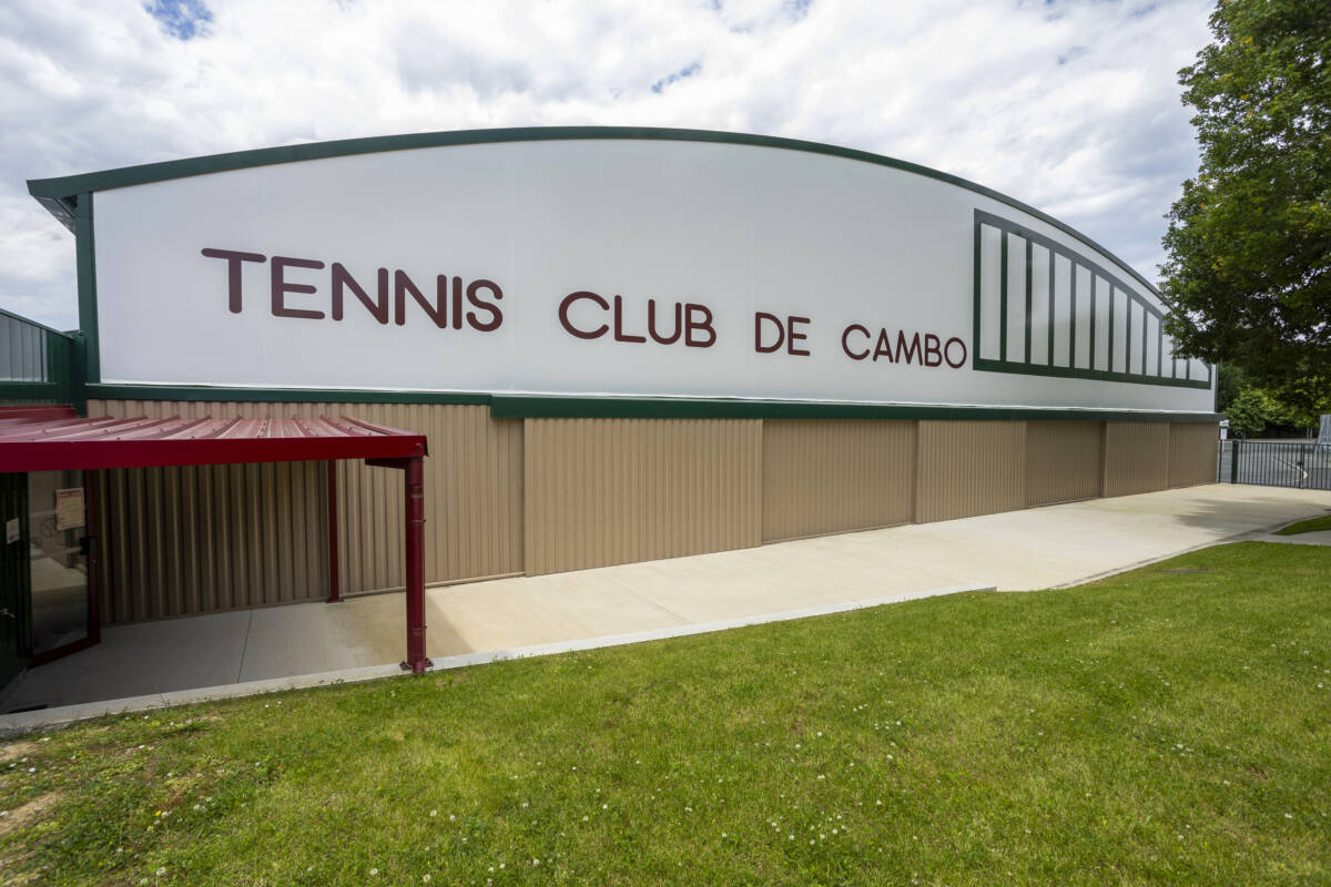 Construction d'une halle de tennis double de 1300M2 couverte par une membrane textile sur une charpente mixte bois et acier.