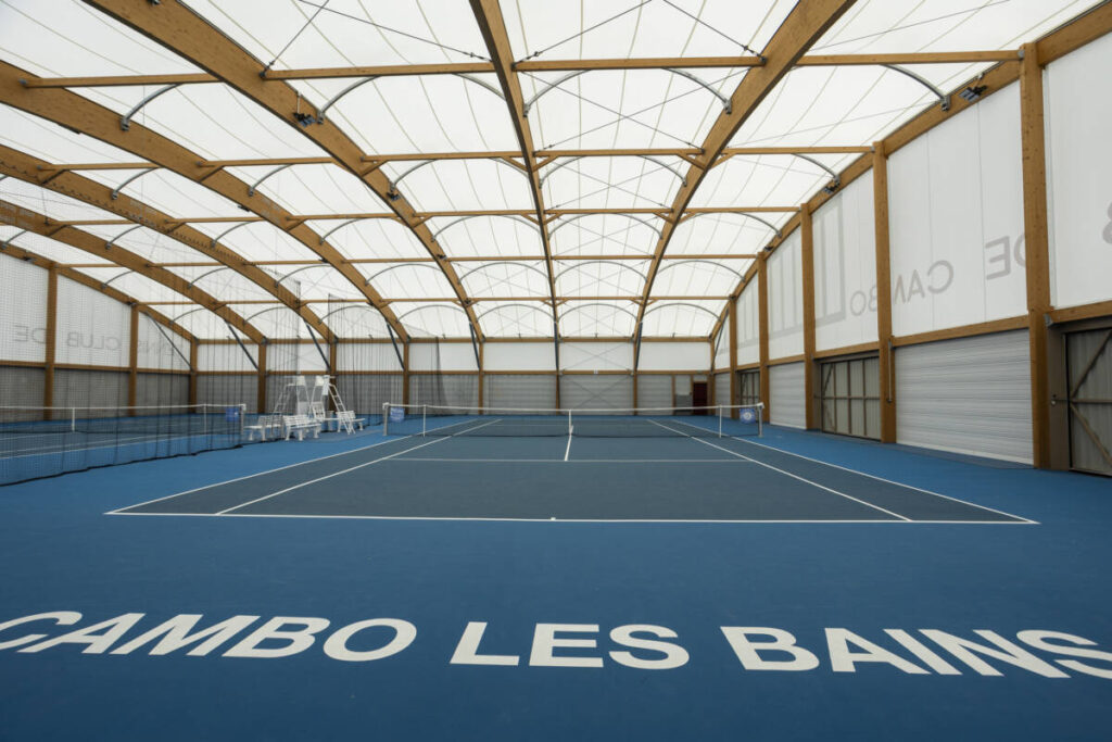 Construction d'une halle de tennis double de 1300M2 couverte par une membrane textile sur une charpente mixte bois et acier.