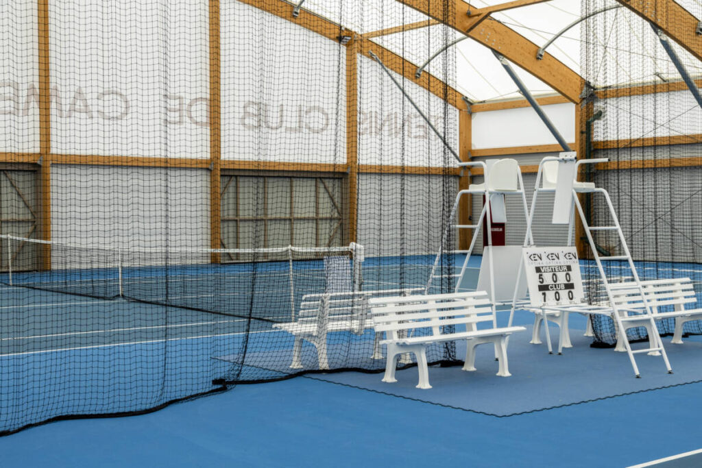 Construction d'une halle de tennis double de 1300M2 couverte par une membrane textile sur une charpente mixte bois et acier.
