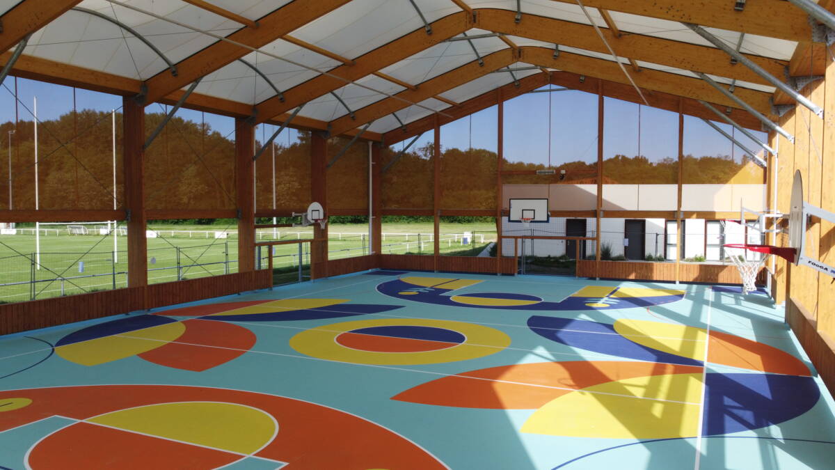 SMC2 a achevé la construction de la halle sportive couverte à Izon, un équipement conçu pour favoriser la pratique du sport toute l’année.