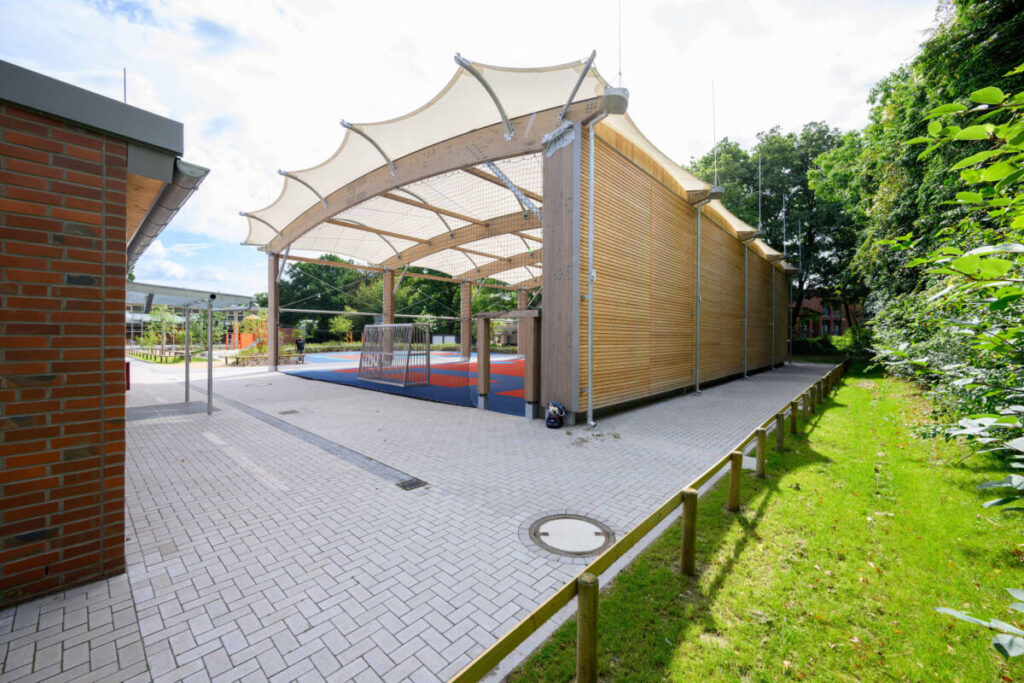 Construction d'un préau sportif multisports à Hambourg (Allemagne)