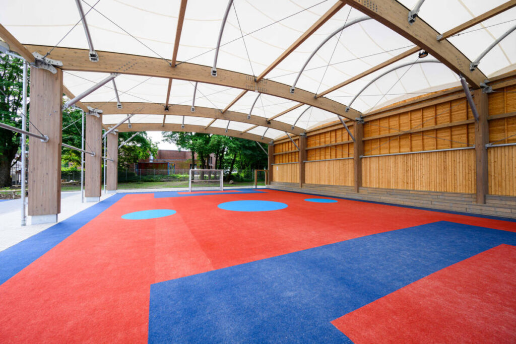 Construction d'un préau sportif multisports à Hambourg (Allemagne)