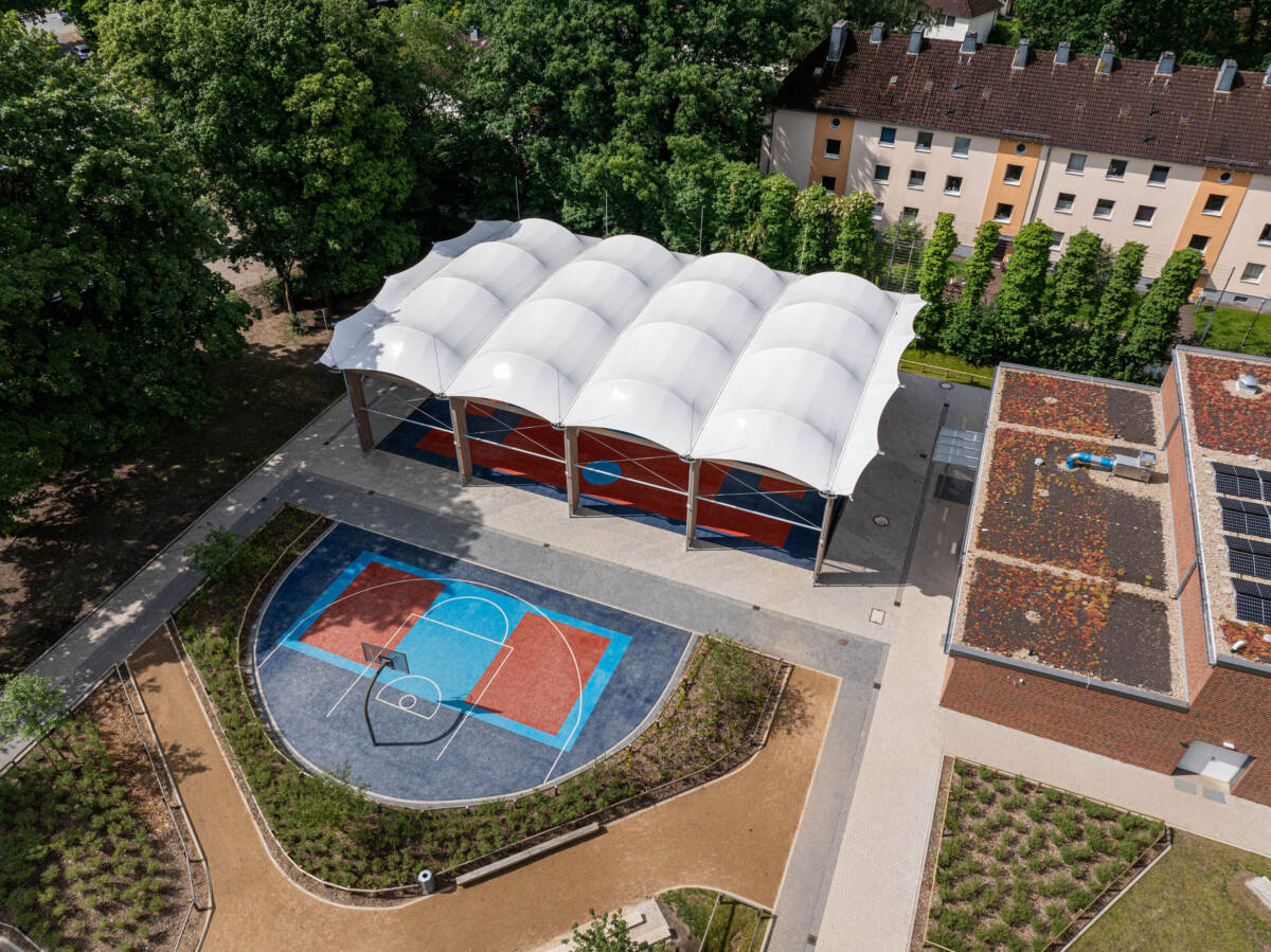 Construction d'un préau sportif multisports à Hambourg (Allemagne)