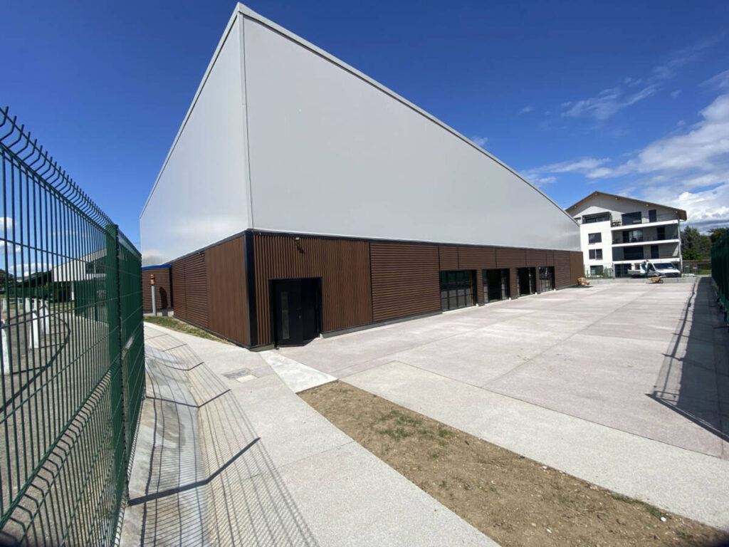 SMC2 réalise la construction de deux courts de tennis couverts à Douvaine, offrant aux sportifs un nouvel espace moderne et confortable.
