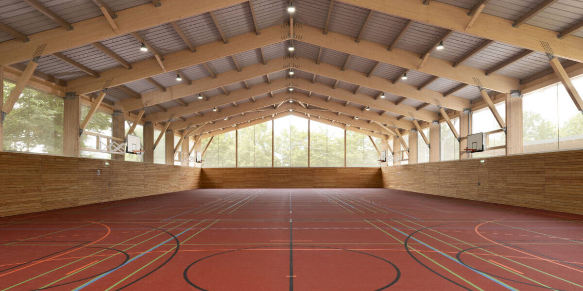 Construction d’un préosport à Tübingen avec une charpente bois et couverture en bac acier afin de pouvoir accueillir des panneaux photovoltaïques.