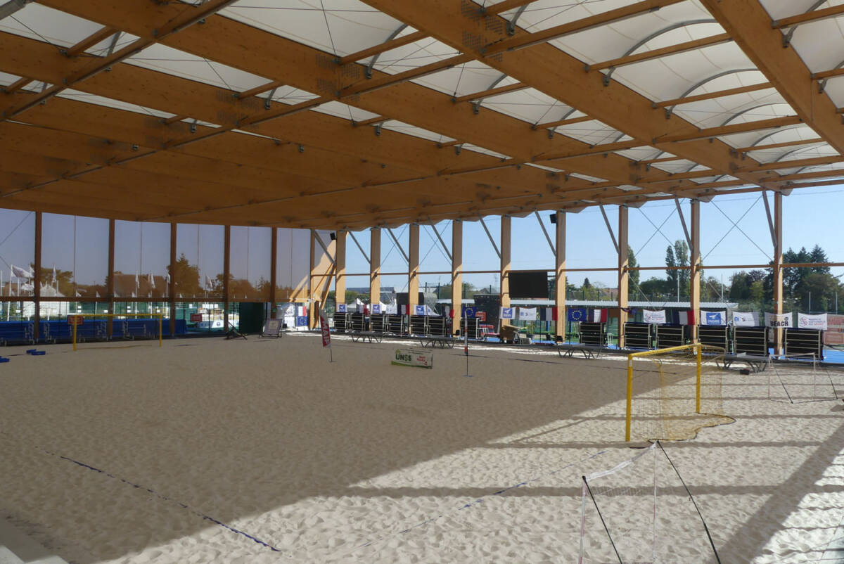 SMC2 a réalisé un préau sportif en charpente mixte et toile tendue de dernière génération pour la pratique des sports de sable.