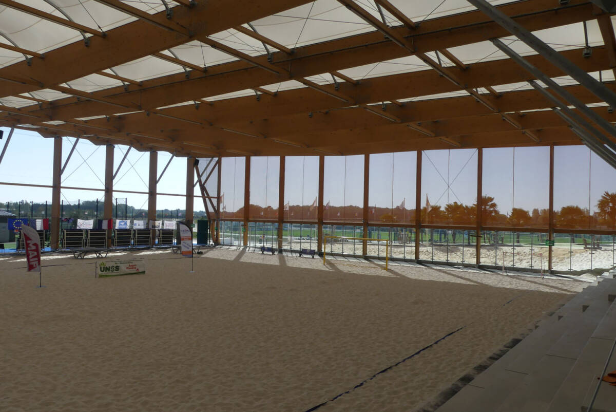 SMC2 a réalisé un préau sportif en charpente mixte et toile tendue de dernière génération pour la pratique des sports de sable.