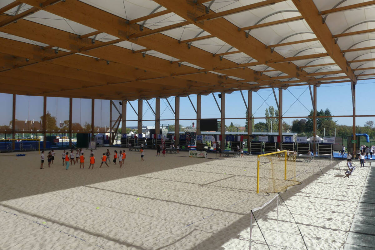 SMC2 a réalisé un préau sportif en charpente mixte et toile tendue de dernière génération pour la pratique des sports de sable.