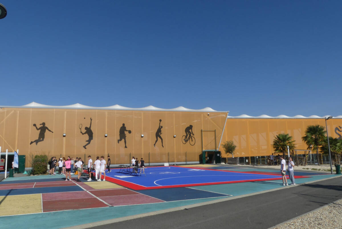 SMC2 a réalisé un préau sportif en charpente mixte et toile tendue de dernière génération pour la pratique des sports de sable.