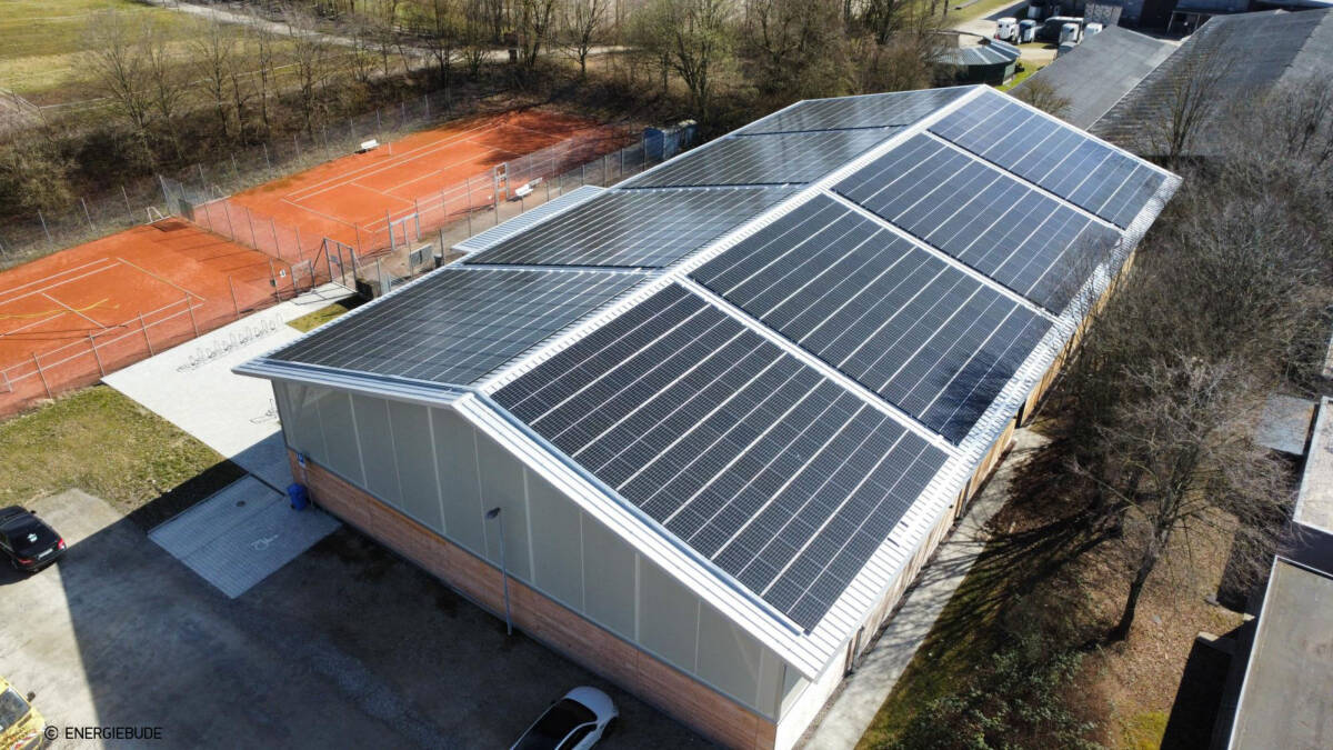 Construction d’un préosport à Tübingen avec une charpente bois et couverture en bac acier afin de pouvoir accueillir des panneaux photovoltaïques.