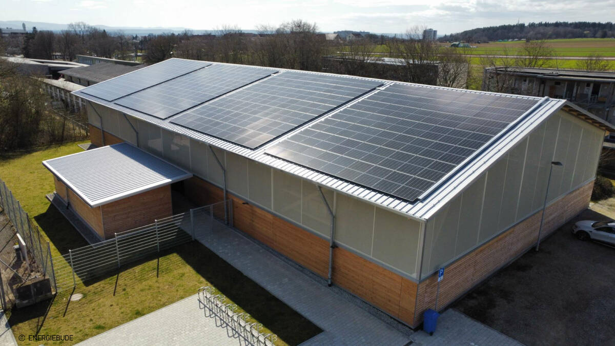 Construction d’un préosport à Tübingen avec une charpente bois et couverture en bac acier afin de pouvoir accueillir des panneaux photovoltaïques.