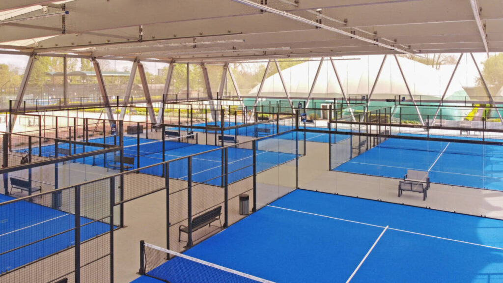 SMC2 a couvert 5 terrains de padel au club Les Pyramides avec une structure bois-acier grise et une membrane textile élégante et durable.