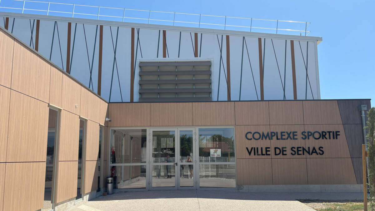 Construction d'un gymnase à Sénas en France. Un bâtiment durable en bois, dédié à la pratique du basket et du handball.