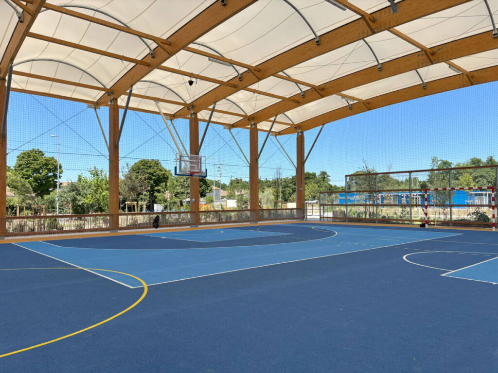 Construction d'un préau sportif à Avignon