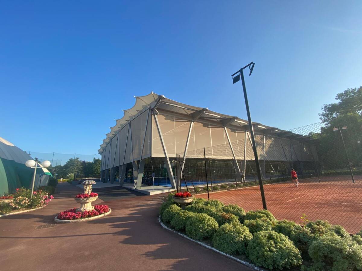 SMC2 a couvert 5 terrains de padel au club Les Pyramides avec une structure bois-acier grise et une membrane textile élégante et durable.