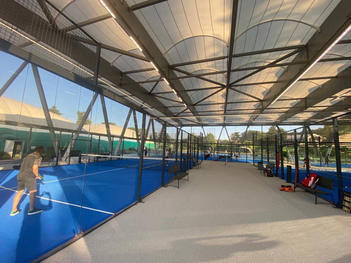 SMC2 a couvert 5 terrains de padel au club Les Pyramides avec une structure bois-acier grise et une membrane textile élégante et durable.