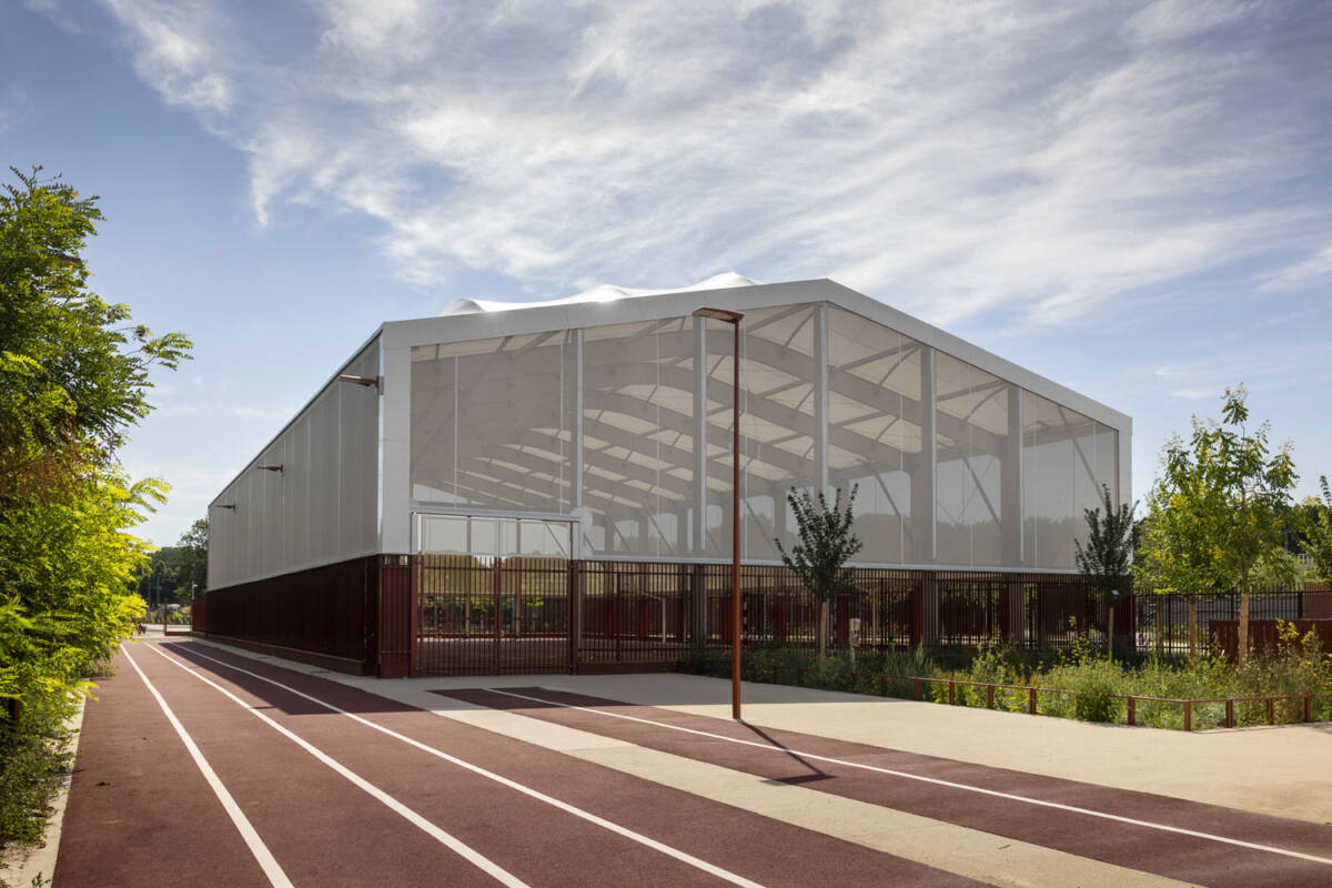 Construction d’un préosport de 2 000 m² au collège de Bobigny : structure bois-acier, couverture textile, façades micro-perforées et clôtures basses.