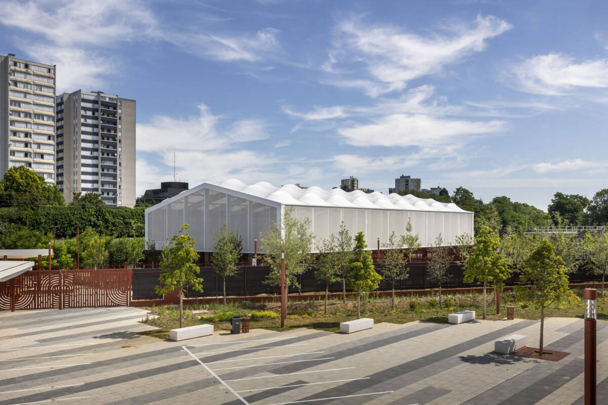 Construction d’un préosport de 2 000 m² au collège de Bobigny : structure bois-acier, couverture textile, façades micro-perforées et clôtures basses.