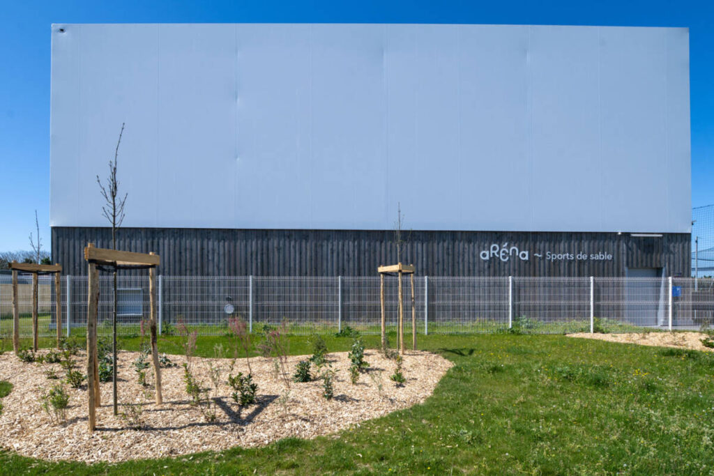 Construction d’un bâtiment en charpente bois et enveloppe textile tempéré de 950 m² à Saint-Martin-de-Ré