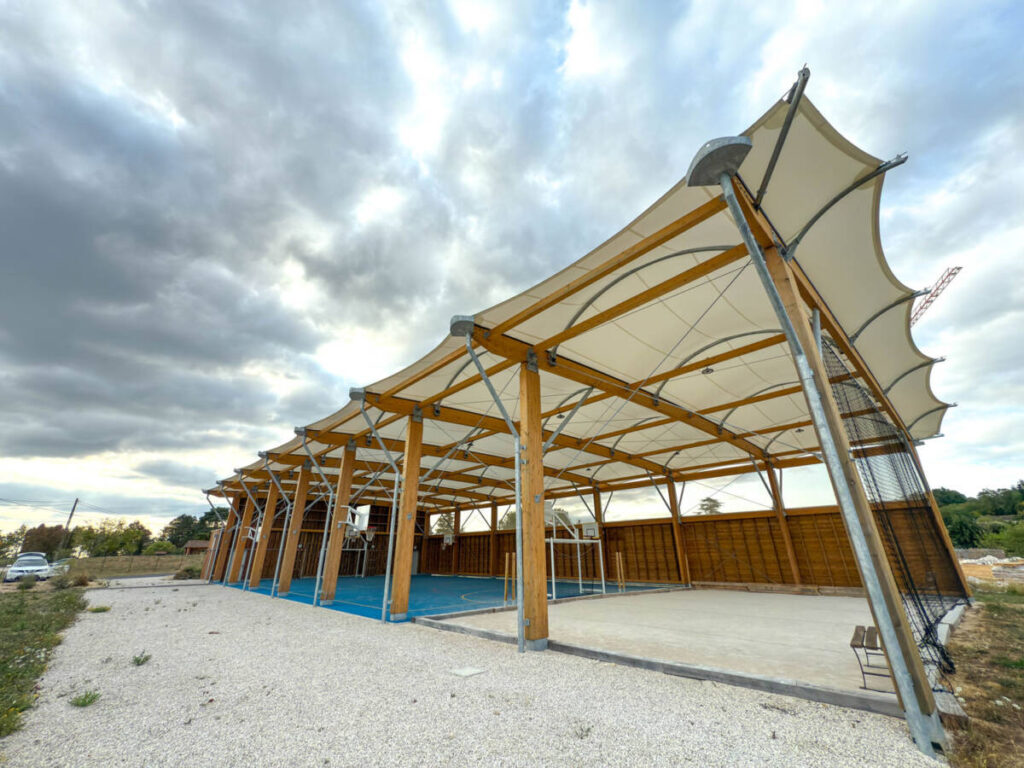 Construction d'un préau sportif multisport à Sarlat-la-Canéda en France.