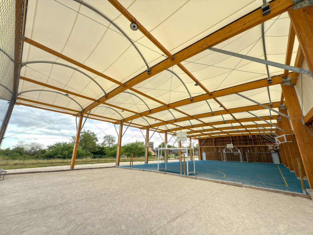 Construction d'un préau sportif multisport à Sarlat-la-Canéda en France.