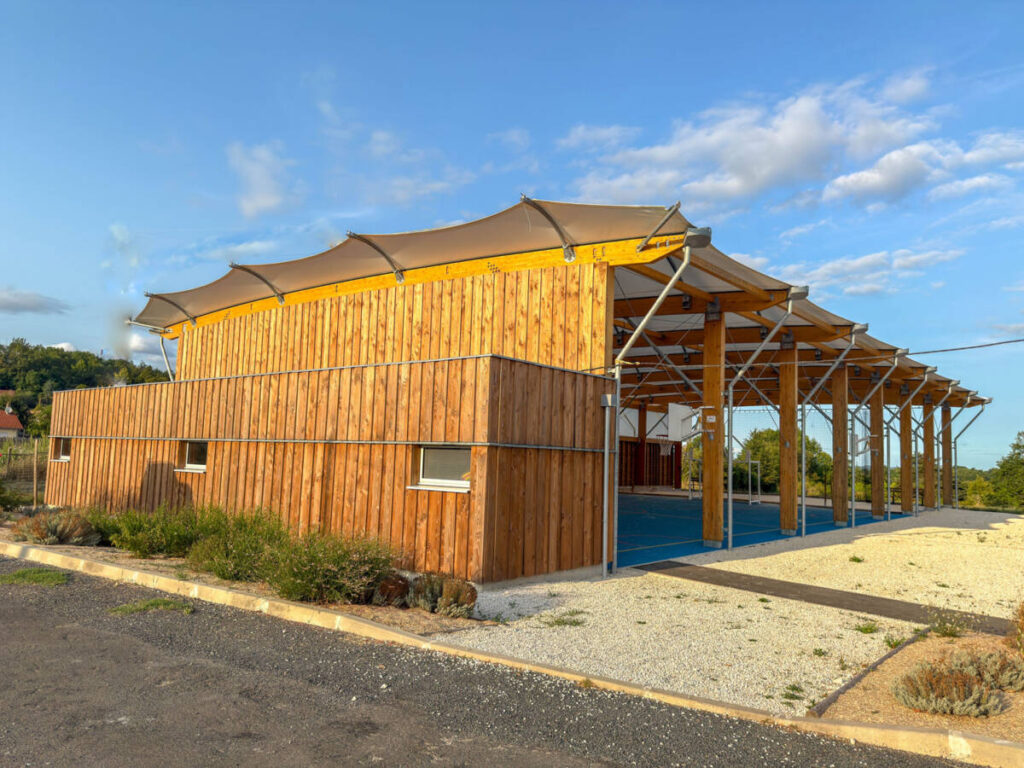 Construction d'un préau sportif multisport à Sarlat-la-Canéda en France.