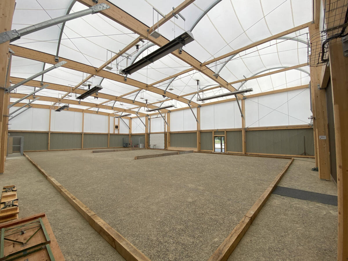 Construction d'un boulodrome avec structure mixte et couverture en membrane textile à Orgelet.