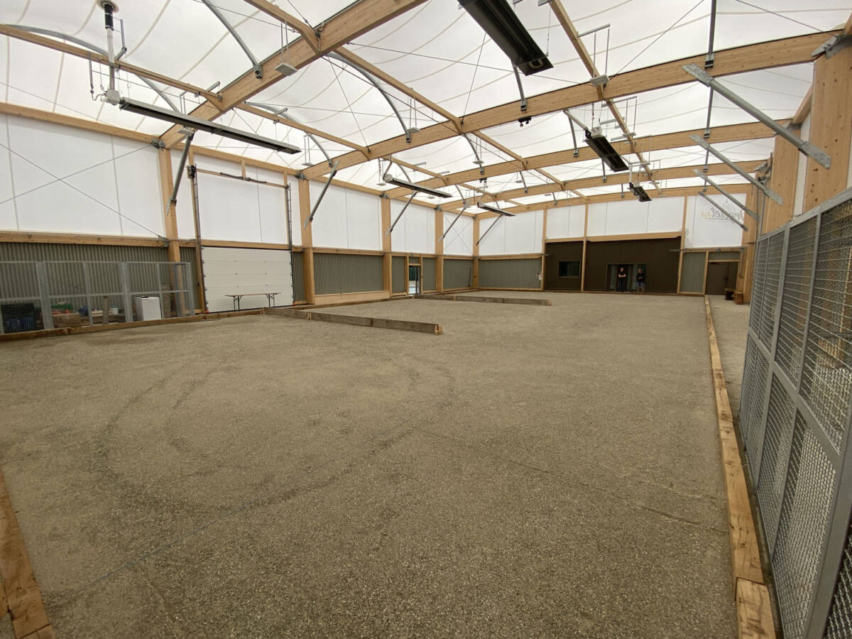 Construction d'un boulodrome avec structure mixte et couverture en membrane textile à Orgelet.
