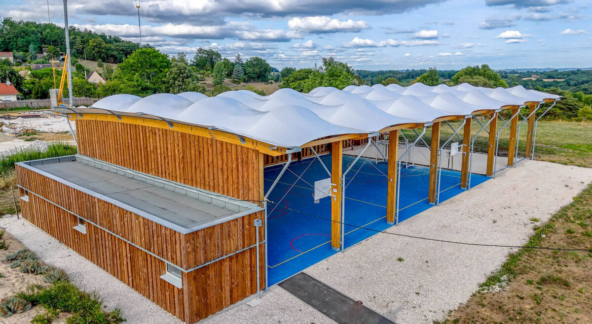 Construction d'un préau sportif multisport à Sarlat-la-Canéda en France.
