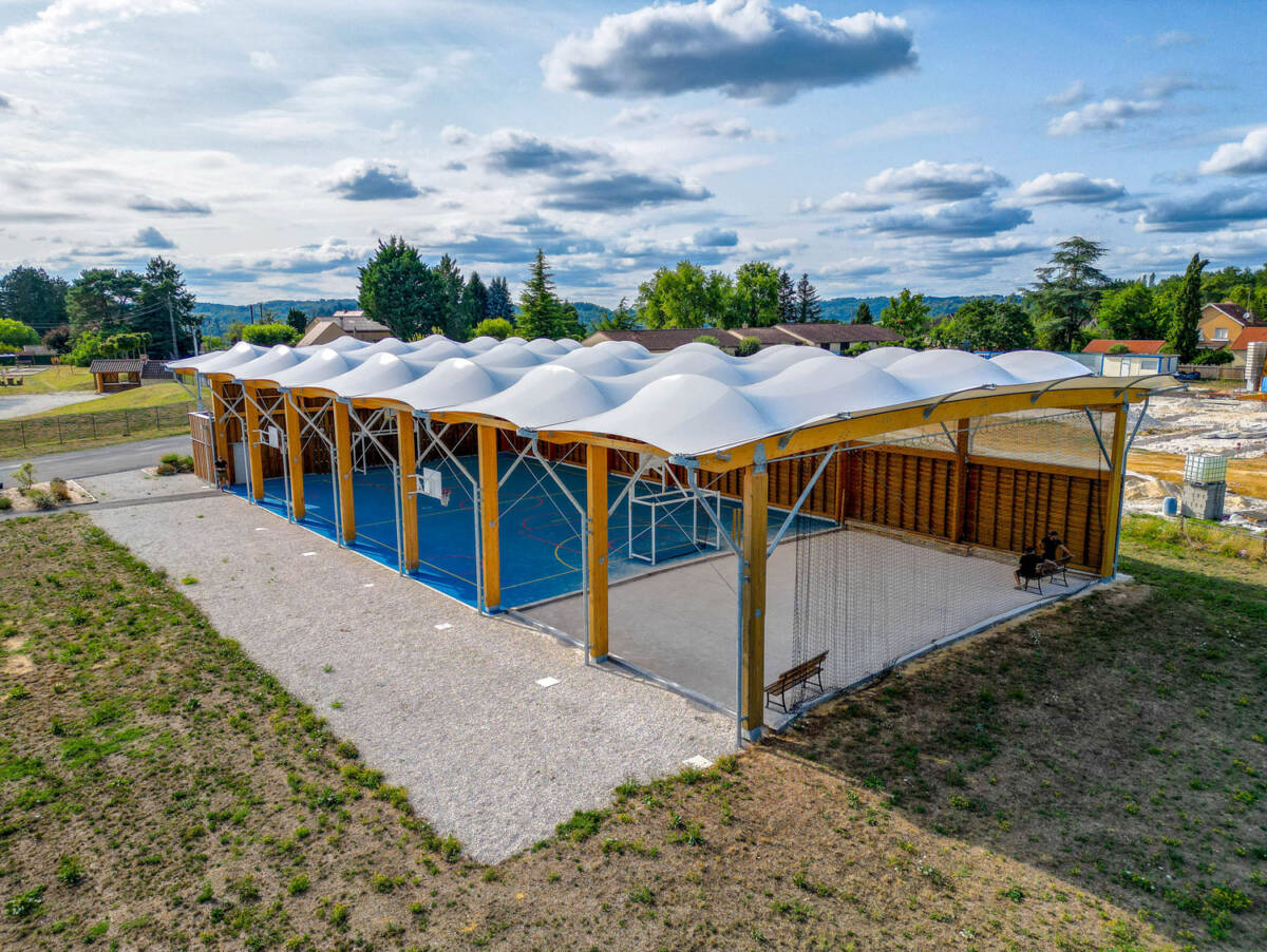 Construction d'un préau sportif multisport à Sarlat-la-Canéda en France.
