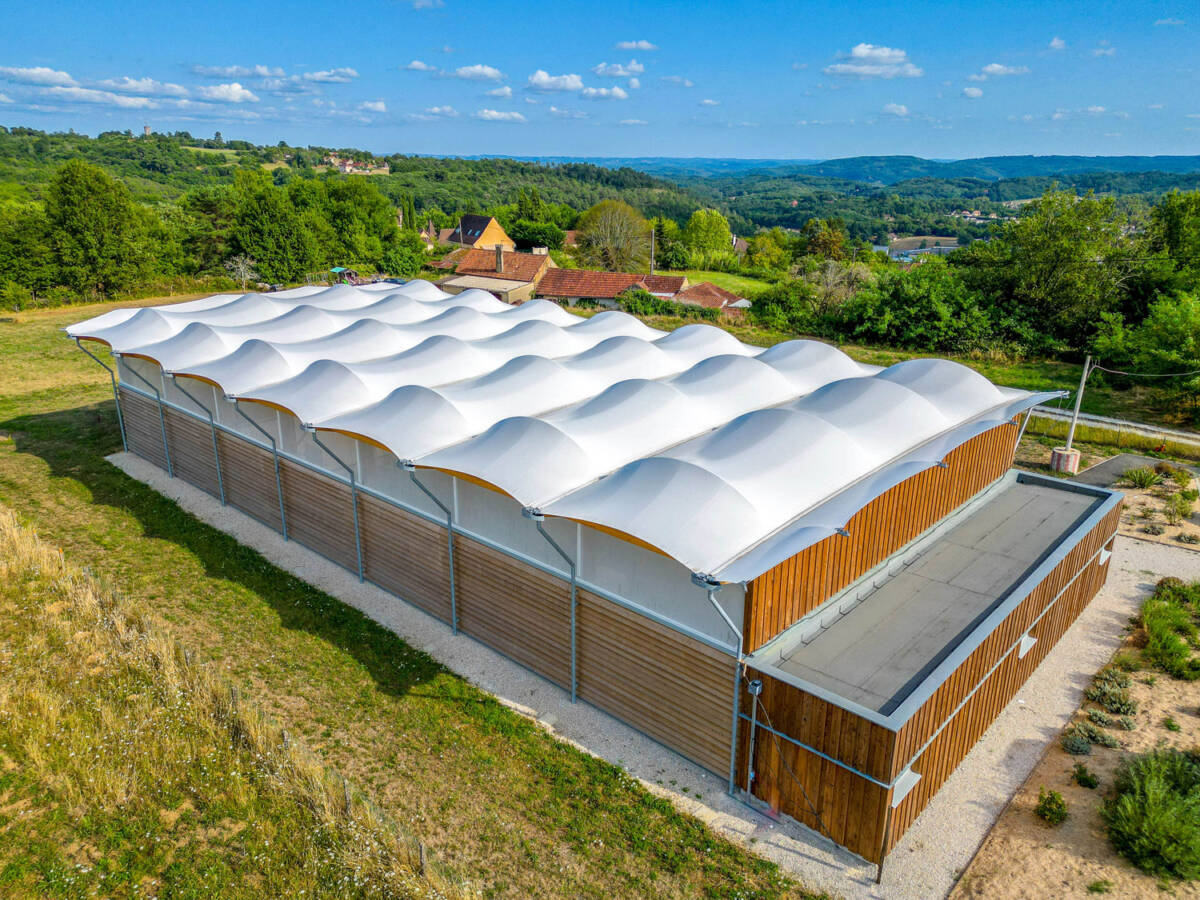 Construction d'un préau sportif multisport à Sarlat-la-Canéda en France.